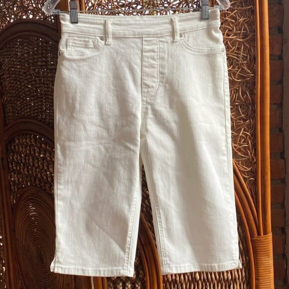 DG2 Diane Gilman Women's White Denim Pull on Bermuda Shorts Excellent Condition! - Picture 1 of 12